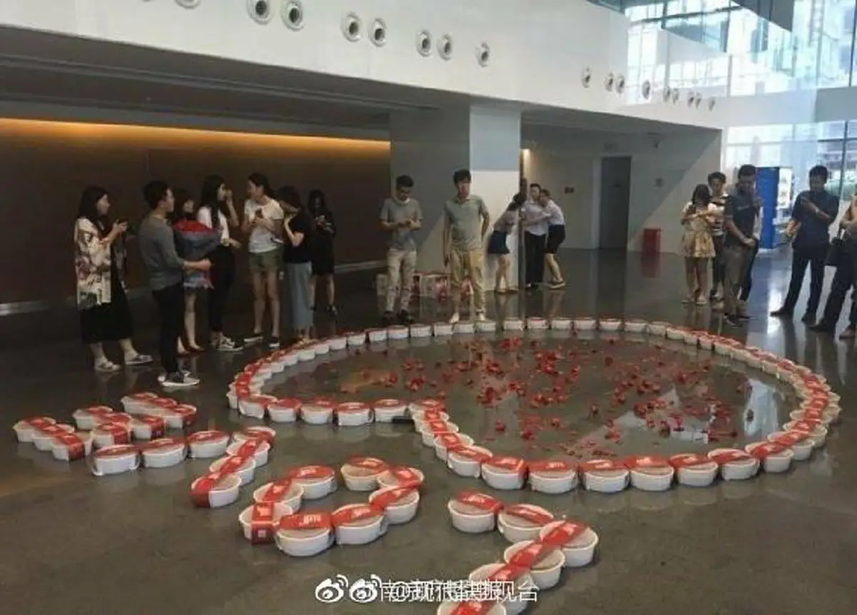 โซเชียลจีนสะเทือน !!! "หนุ่มจบใหม่"ทำซึ้ง ควักกระเป๋าซื้อ"กุ้งเครย์ฟิช"มาขอแฟนสาวแต่งงาน ชาวเน็ตวิจารณ์ทุ่มทุนสุดๆ