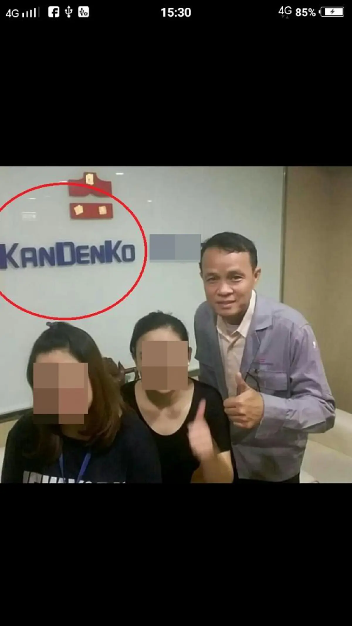 ฟ้องด้วยภาพ !!! ชายเสื้อแดงแต่งชุดตำรวจ เป็นพนง.บริษัทด้วยหรือ? ยิ่งดูยิ่งฉงน! นี่ตำรวจแท้? หรือ ตำรวจเทียม?