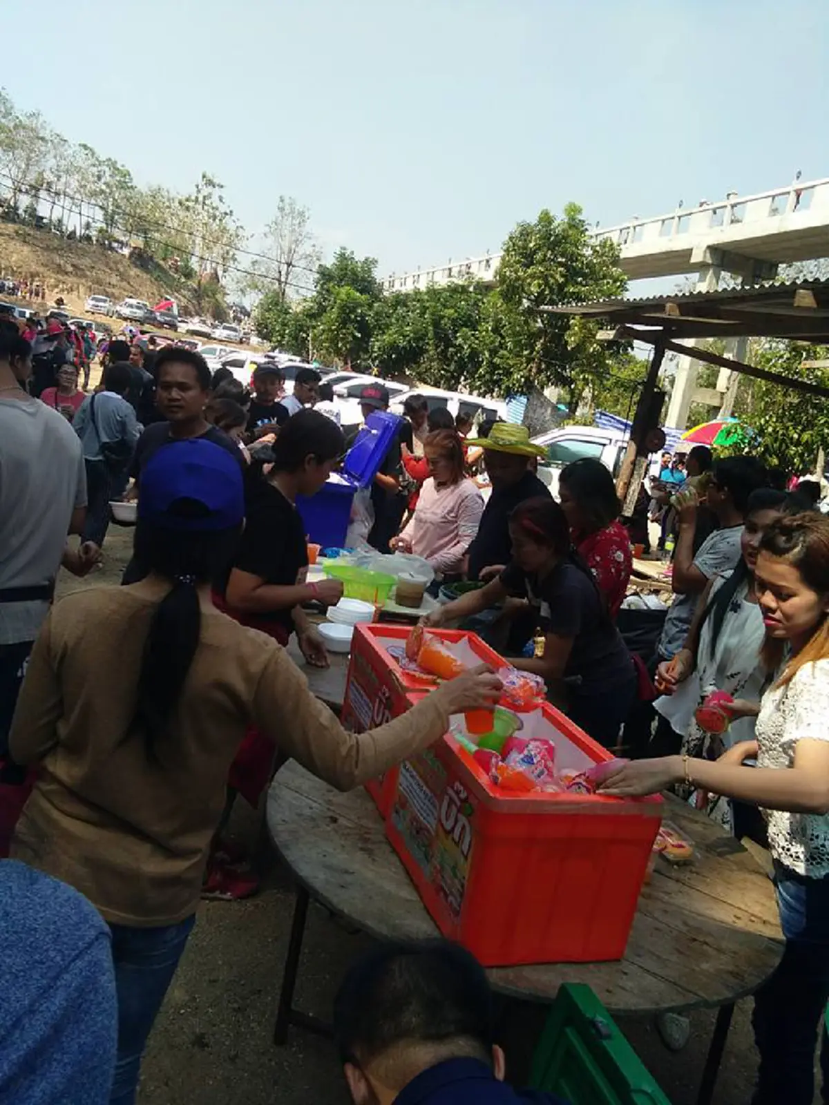 พลังศรัทธาเป็นหนึ่งเดียว!! ประชาชนจากทั่วทุกสารทิศนับพันคน หลั่งไหลมาที่วัดเขาตะแบก เพื่อช่วยกันผสมปูนมาเทลานวัดและทางขึ้นวิหารหลวงพ่อโสธร