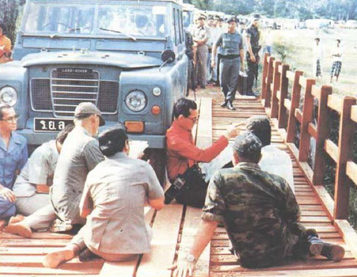 อย่ายืนค้ำหัวพูดกับราษฎร!! พระราชดำรัสของ "ในหลวง" ที่สมเด็จพระนางเจ้าฯ ทรงถือปฏิบัติมาตลอด เป็นที่มาของภาพคุ้นตาของพสกนิกรชาวไทย !!