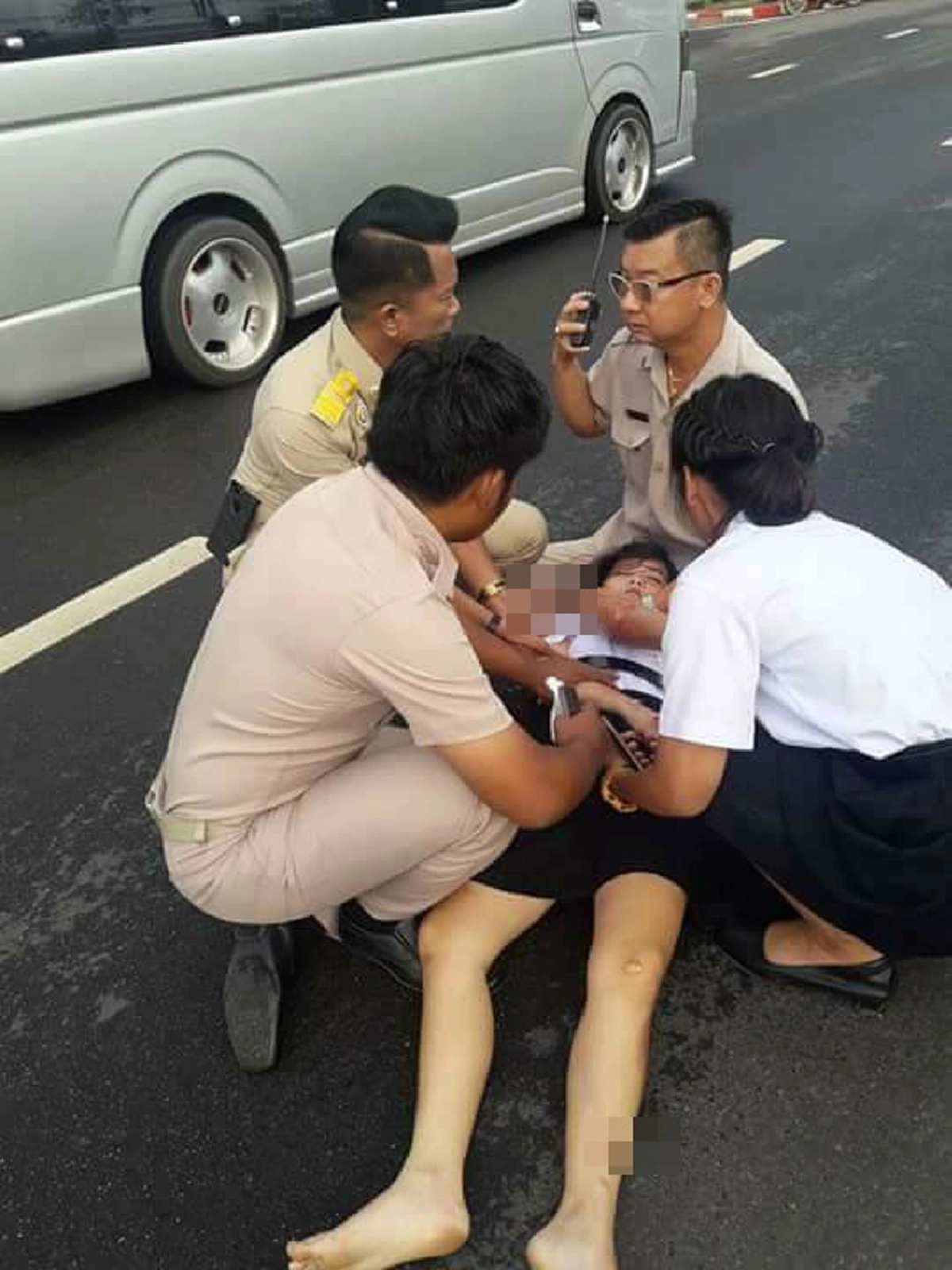 ที่สุดของความประทับใจ!!! สุดยอดคุณครูต่างรีบเข้าช่วยเหลือลูกศิษย์  แม้ว่าชุดจะเปรอะด้วยเลือดเเค่ขอให้ลูกศิษย์ปลอดภัย