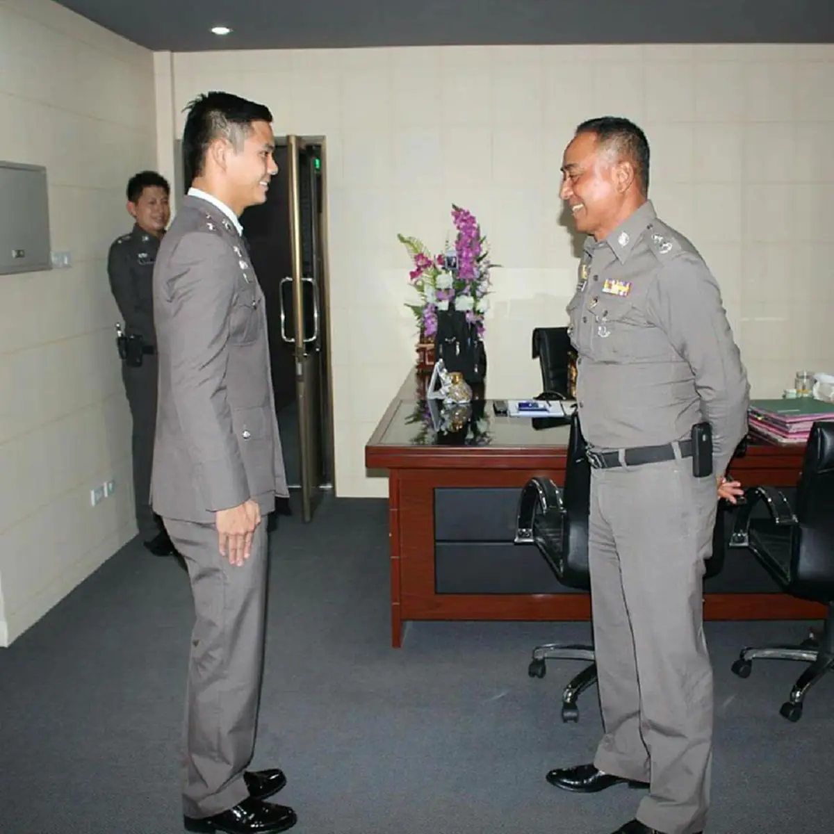 ยินดีกับผู้หมวดต้น !! ว่าที่ ร.ต.ต. "นฤบดินทร์" เเบ็คขวาทีมชาติไทย เข้ารายงานตัว รับราชการรองสารวัตรฝ่ายอำนวยการ "จ.บุรีรัมย์" (ภาพ)