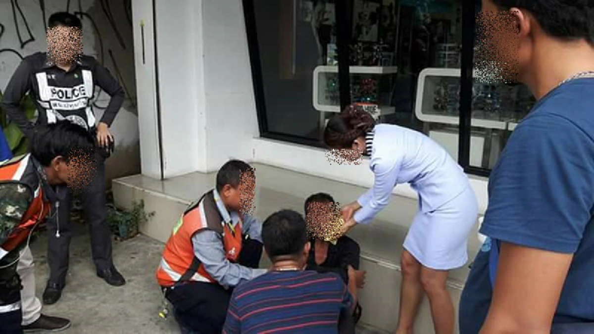 ทำดีต้องชื่นชม!! สาวร้านแว่นน้ำใจงาม เข้าช่วยเหลือ ลุงเกิดอาการชักเกร็ง ก่อนรถพยาบาลจะมาถึง (มีคลิป)