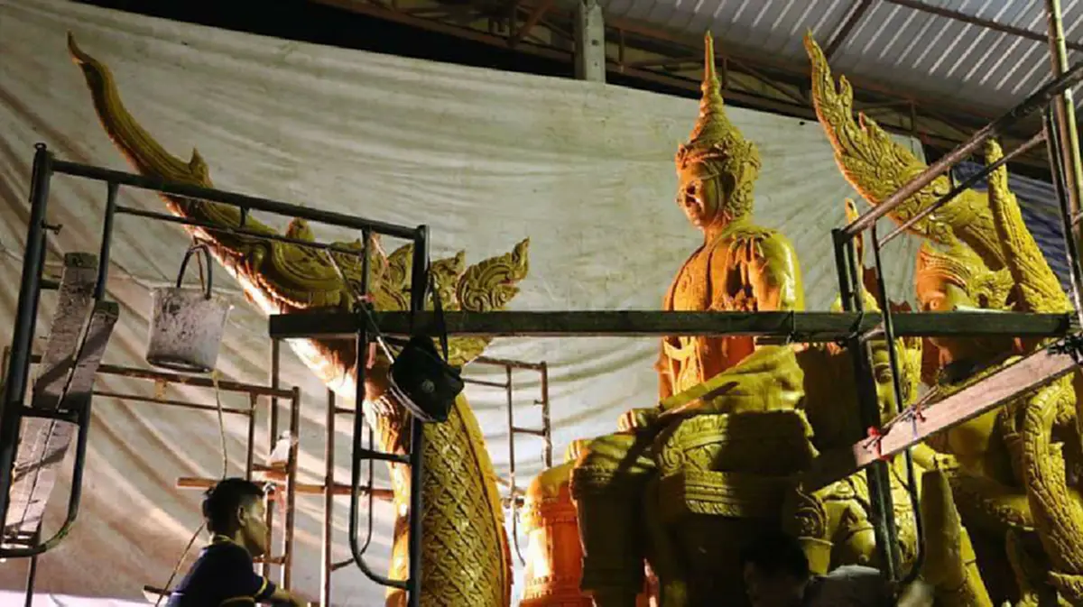 สร้างด้วยความภักดี วัดไชยมงคล หล่อเทียนพรรษา คล้ายพระพักตร์ในหลวงร.๙ เพื่อน้อมรำลึกถึงพระมหากรุณาธิคุณ ในงานประเพณีแห่เทียนพรรษา อุบลราชธานี