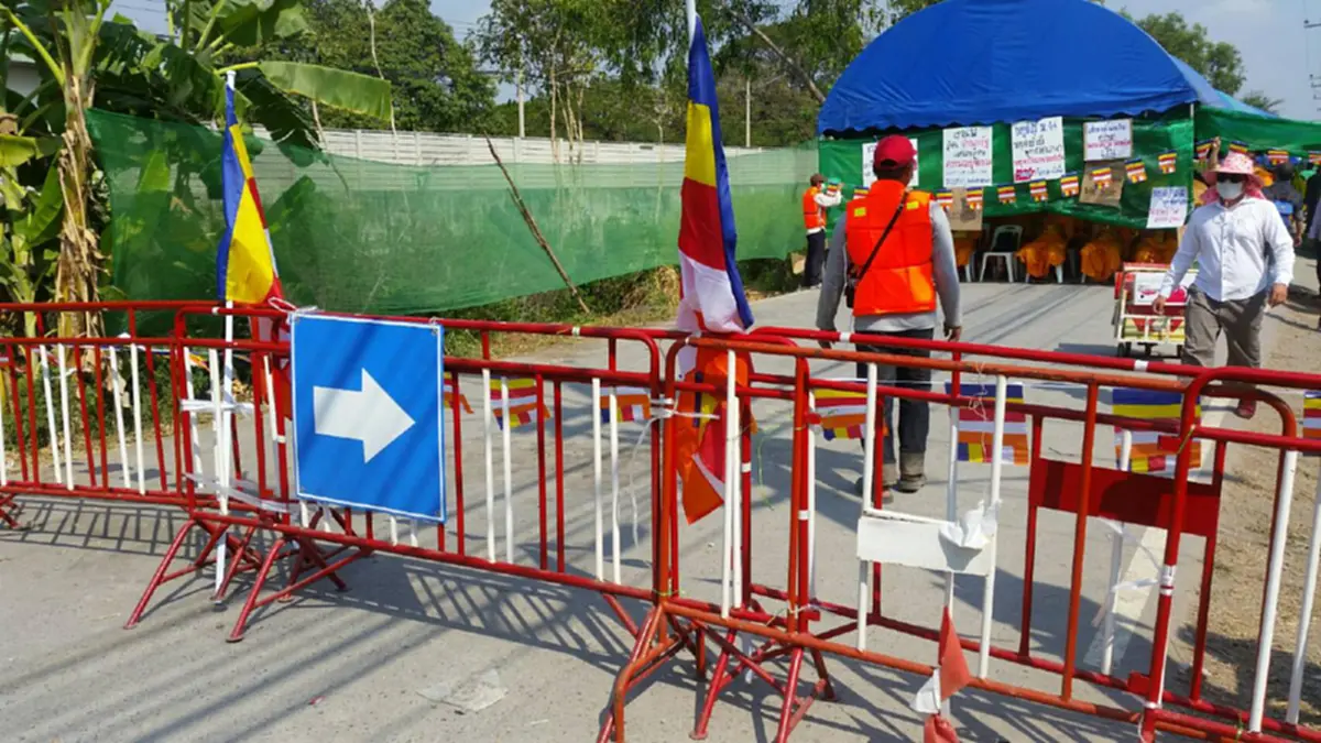 บิดเบือนขนาดนี้...ยังกล้าใช้!!? ชาวธรรมกายปักธง "ธงฉัพพรรณรังสี - ธงประจำพระพุทธศาสนา" รอบอาณาเขตวัด !!!