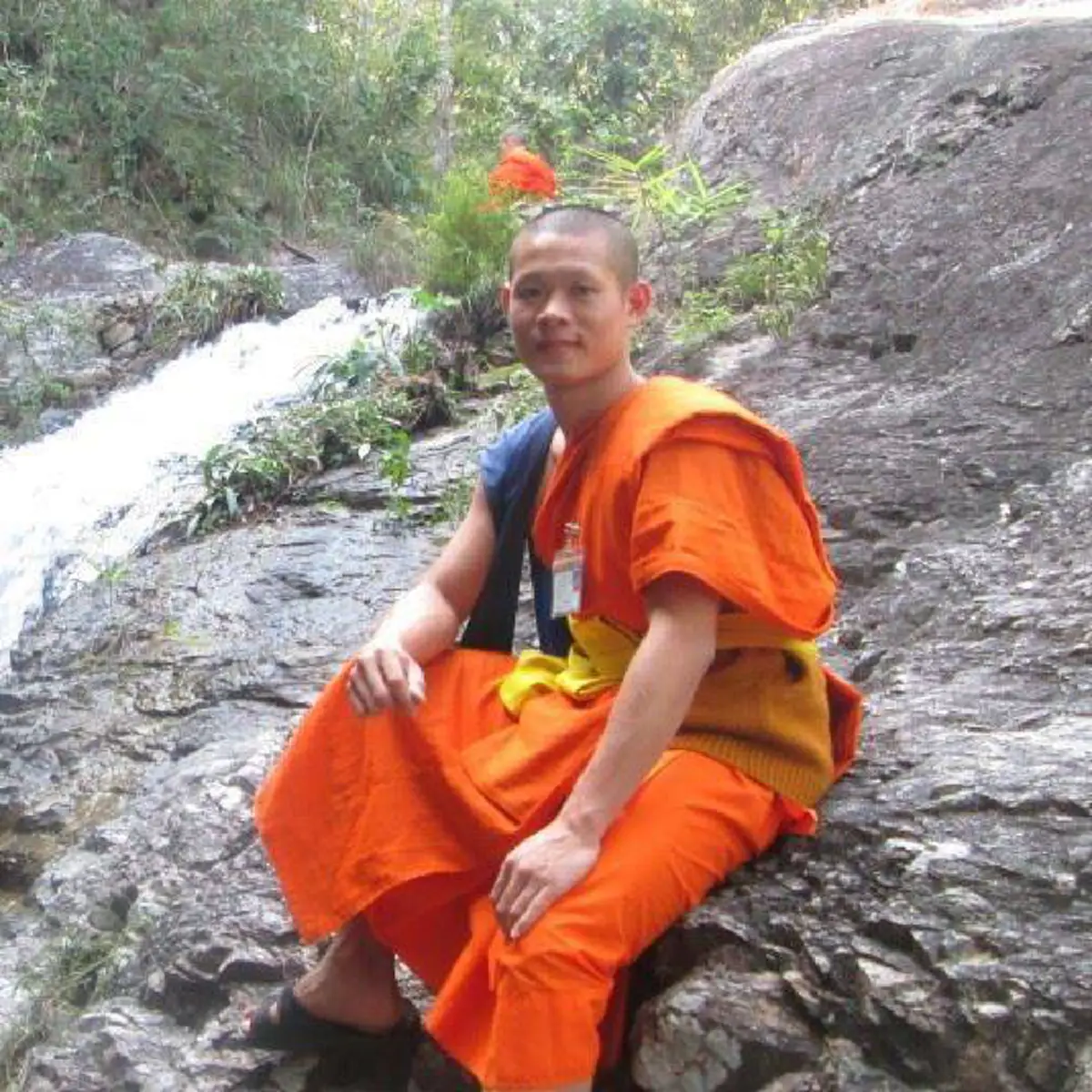 *ฮีโร่ตัวจริง!!! ส่องภาพชีวิต "โค้ชเอก" ผู้อยู่เบื้องหลังและเคียงข้าง "ทีมหมูป่า" ที่สละได้ทุกอย่าง เพื่อให้น้องรอด!!!