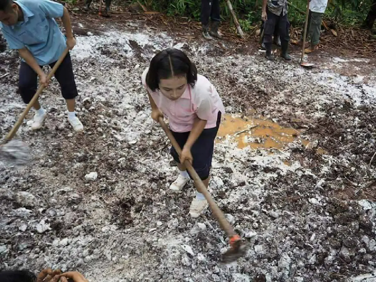 แบบนี้ต้องแชร์!! หลายคนสงสัยหน้าร้านสะดวกซื้อมีรองเท้านร.วางอยู่ ถามเด็กๆ ถึงบางอ้อเหตุผลดีๆ ที่มาของภาพชวนแปลกตา? (ภาพ)