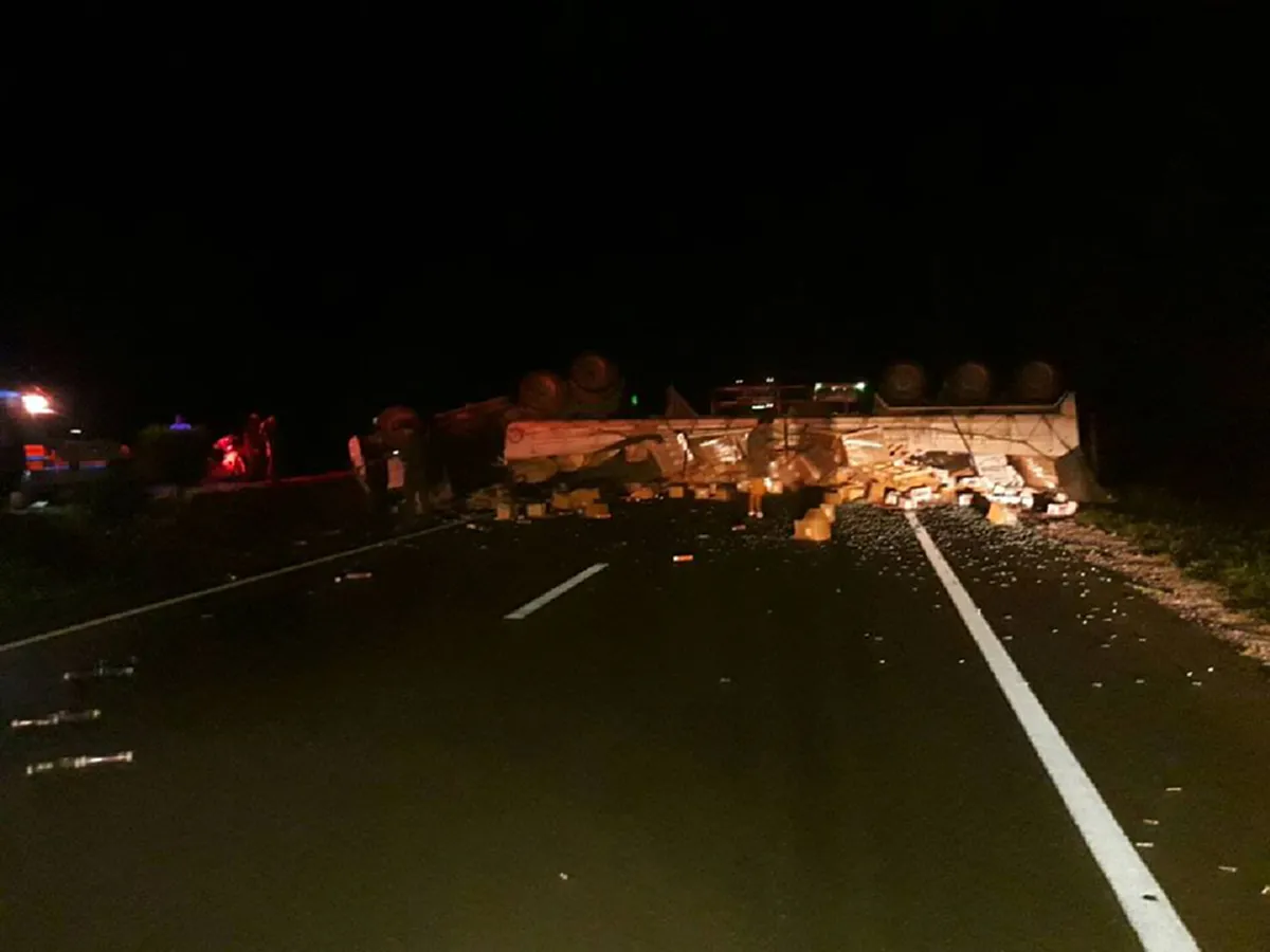 ระวังอุบัติเหตุซ้ำซ้อน!! เกิดอุบัติเหตุ รถบรรทุก หงายท้องกลางถนนมิตรภาพ ตะปูเกลียวเกลื่อนถนน