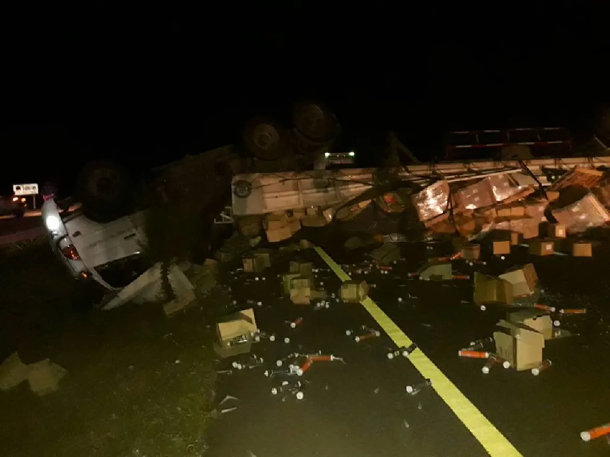 ระวังอุบัติเหตุซ้ำซ้อน!! เกิดอุบัติเหตุ รถบรรทุก หงายท้องกลางถนนมิตรภาพ ตะปูเกลียวเกลื่อนถนน