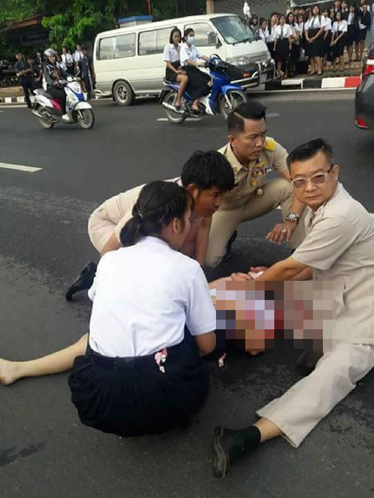 ที่สุดของความประทับใจ!!! สุดยอดคุณครูต่างรีบเข้าช่วยเหลือลูกศิษย์  แม้ว่าชุดจะเปรอะด้วยเลือดเเค่ขอให้ลูกศิษย์ปลอดภัย