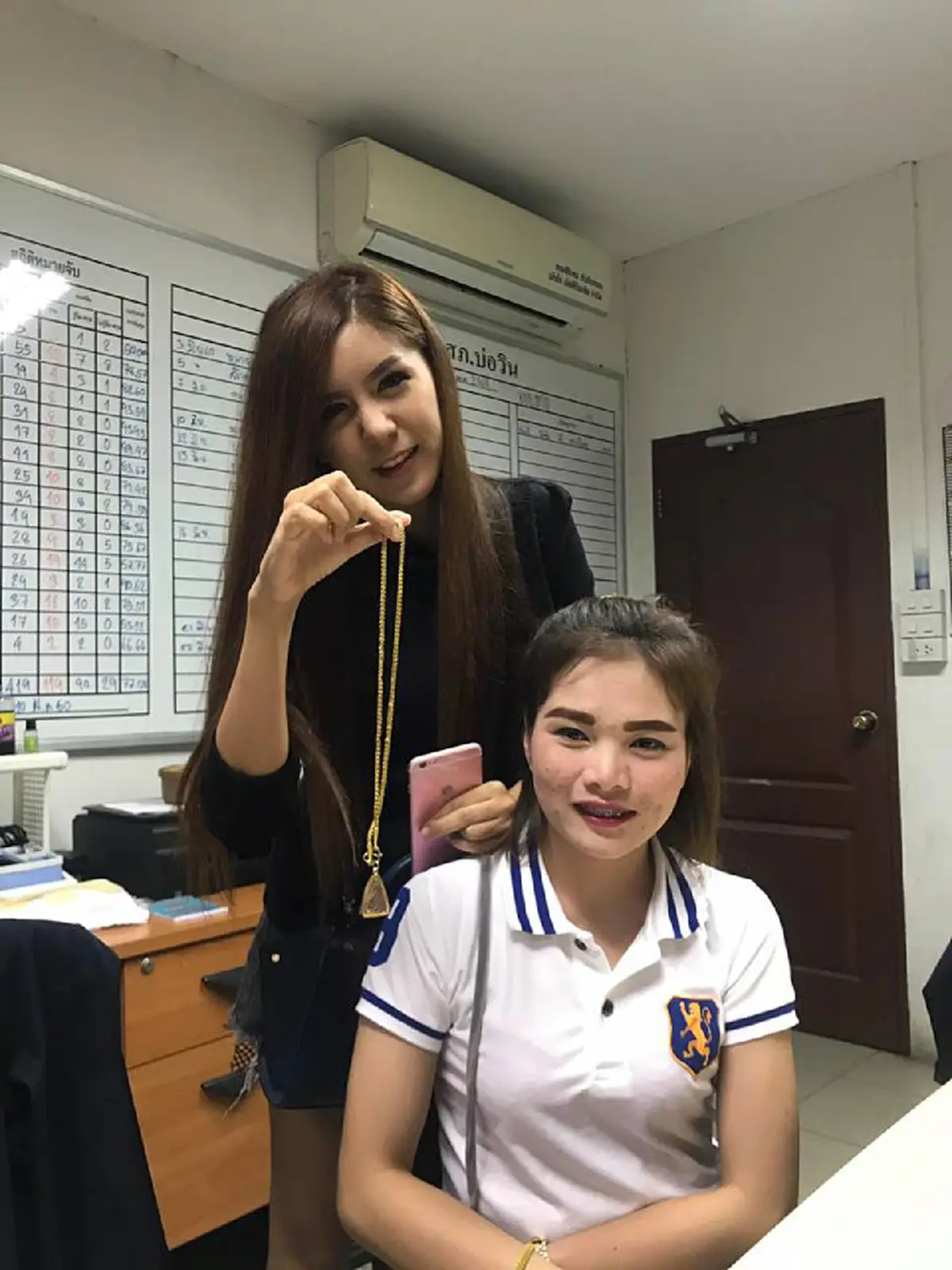 คนแบบนี้ควรชื่นชม!หนุ่มโพสต์FBเจอสาว เก็บสร้อยพระเลี่ยมทองส่งคืนสอบถามทำซึ้งเจ้าตัวไม่มีเงินติดตัวสักบาทมีหนี้ต้องใช้แต่ไม่คิดเอาของคนอื่น!