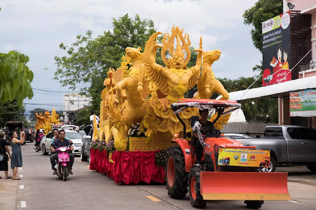 ยิ่งใหญ่อลังการ !!! บรรยากาศ วันแห่เทียนเข้าพรรษาจ.อุบลราชธานี  ... พร้อมทำความรู้จักต้น กำเนิดงานแห่เทียนพรรษา