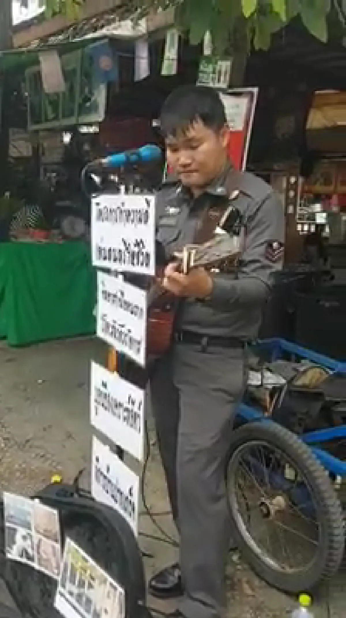 ชื่นชมหัวใจ..สีกากีน้ำดี!! "พี่ดอน" ตร.สันติบาล เล่นดนตรีเปิดหมวกช่วยคน-สัตว์ยากไร้ ฟังเสียงแล้วเคลิ้มสุดๆ ชาวเน็ตแห่แชร์+ไลค์กระหน่ำ!?!