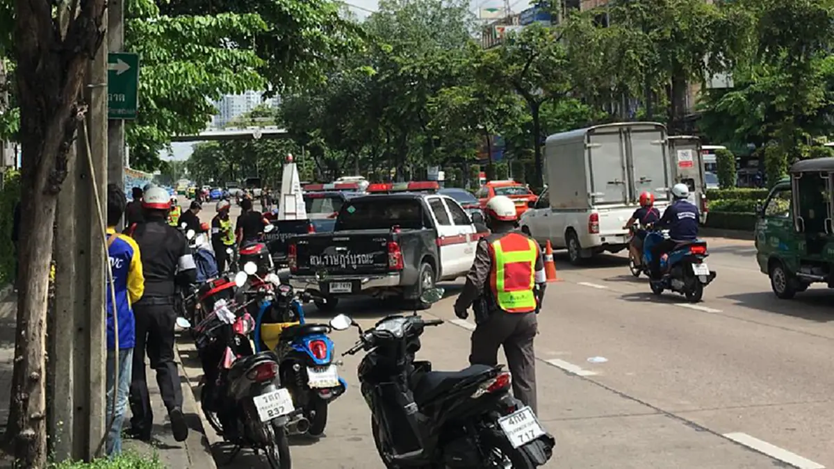 ด่วน!!! พบวัตถุต้องสงสัยธนาคารกสิกรไทย สาขาปากซอยสุขสวัสดิ์ 38 กำลังรอตรวจสอบ(ภาพ)