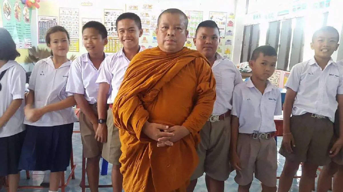 ของเก่าๆ ชิ้นเดียวก็มีค่า!! หลวงพ่อจ.ร้อยเอ็ด ชวนญาติโยมบริจาคของเหลือใช้ มอบเด็กนร.ยากไร้ ร่วมแบ่งปันความสุข..ทำบุญรับวันพระใหญ่!?!