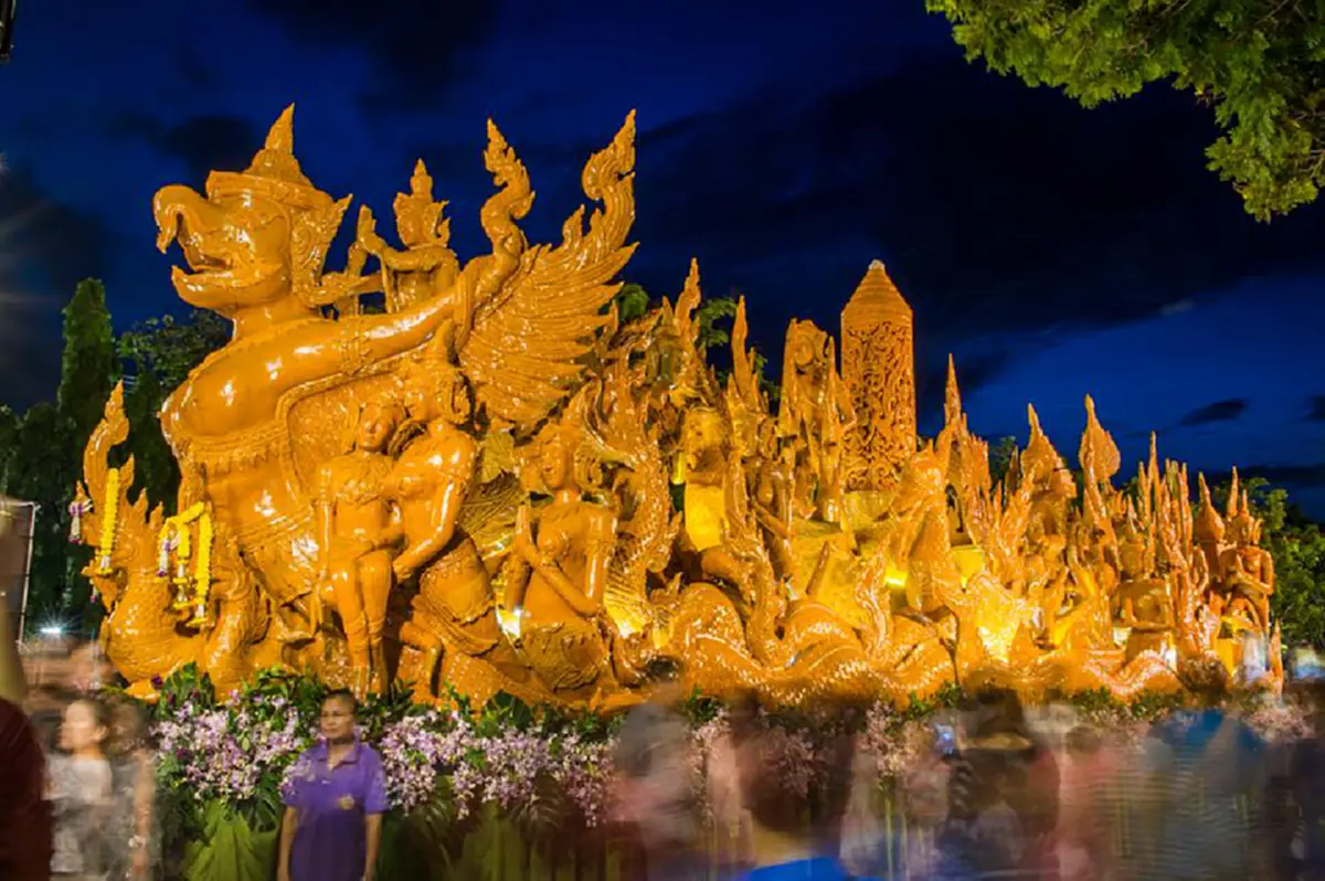 ยิ่งใหญ่อลังการ !!! บรรยากาศ วันแห่เทียนเข้าพรรษาจ.อุบลราชธานี  ... พร้อมทำความรู้จักต้น กำเนิดงานแห่เทียนพรรษา