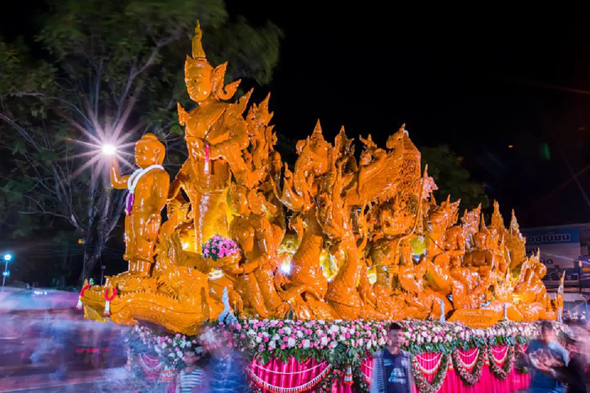 ยิ่งใหญ่อลังการ !!! บรรยากาศ วันแห่เทียนเข้าพรรษาจ.อุบลราชธานี  ... พร้อมทำความรู้จักต้น กำเนิดงานแห่เทียนพรรษา