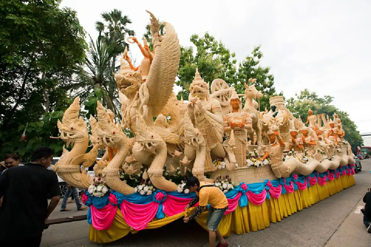 ยิ่งใหญ่อลังการ !!! บรรยากาศ วันแห่เทียนเข้าพรรษาจ.อุบลราชธานี  ... พร้อมทำความรู้จักต้น กำเนิดงานแห่เทียนพรรษา