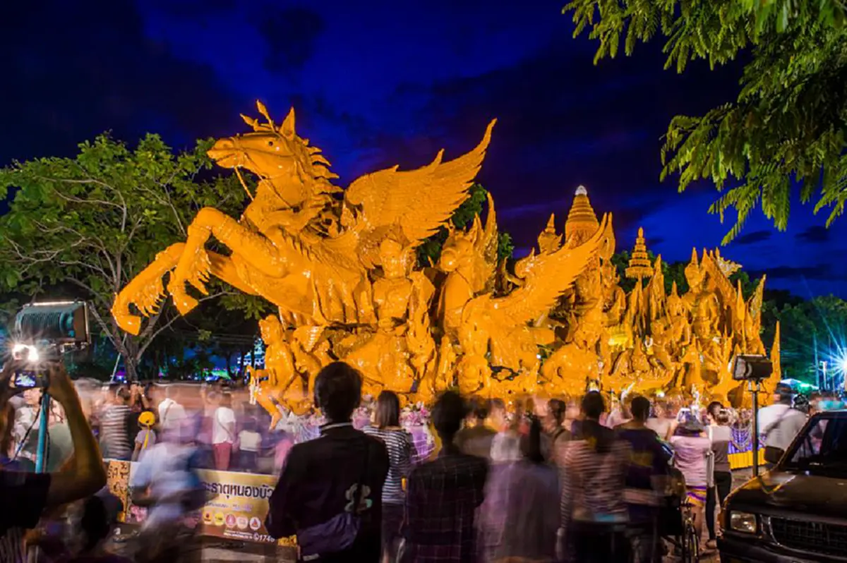 ยิ่งใหญ่อลังการ !!! บรรยากาศ วันแห่เทียนเข้าพรรษาจ.อุบลราชธานี  ... พร้อมทำความรู้จักต้น กำเนิดงานแห่เทียนพรรษา