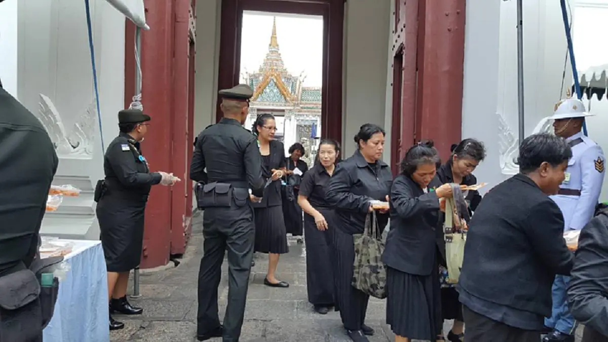 ราดหน้าไก่ หมูผัดพริกขิง เฉาก๊วยชากังราว เมนูพระราชทานวันนี้ จาก ในหลวง ร.10 แก่ประชาชนที่มากราบพระบรมศพ ในหลวง ร.9