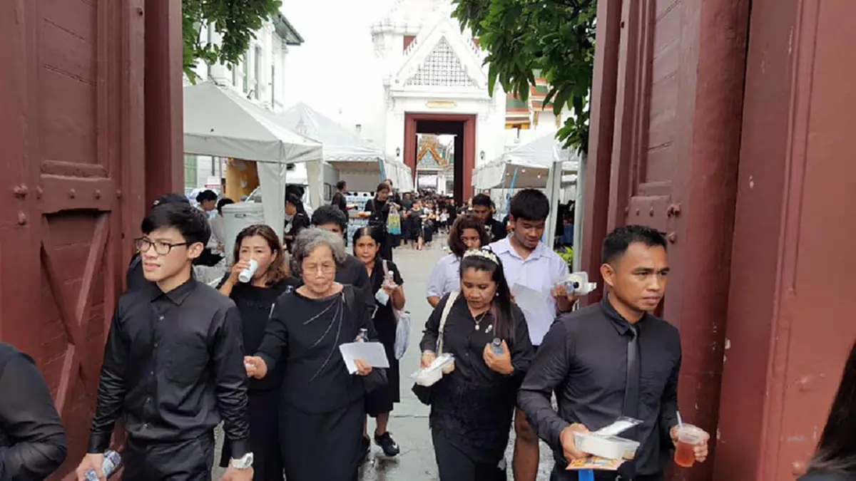 ราดหน้าไก่ หมูผัดพริกขิง เฉาก๊วยชากังราว เมนูพระราชทานวันนี้ จาก ในหลวง ร.10 แก่ประชาชนที่มากราบพระบรมศพ ในหลวง ร.9