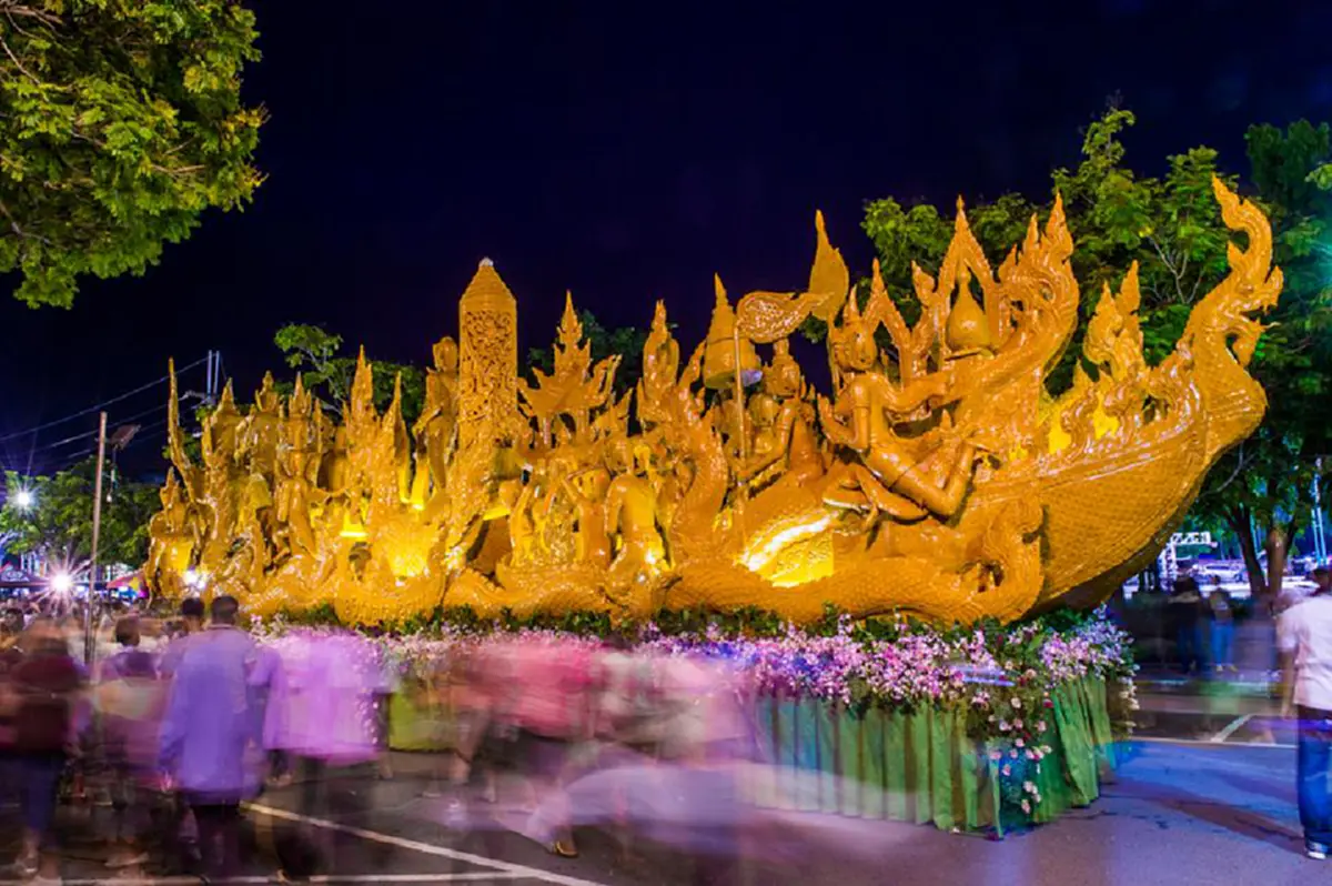 ยิ่งใหญ่อลังการ !!! บรรยากาศ วันแห่เทียนเข้าพรรษาจ.อุบลราชธานี  ... พร้อมทำความรู้จักต้น กำเนิดงานแห่เทียนพรรษา