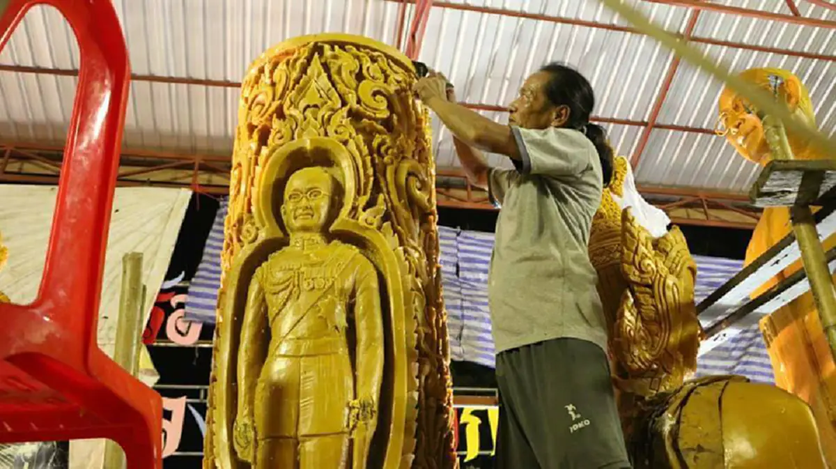 สร้างด้วยความภักดี วัดไชยมงคล หล่อเทียนพรรษา คล้ายพระพักตร์ในหลวงร.๙ เพื่อน้อมรำลึกถึงพระมหากรุณาธิคุณ ในงานประเพณีแห่เทียนพรรษา อุบลราชธานี