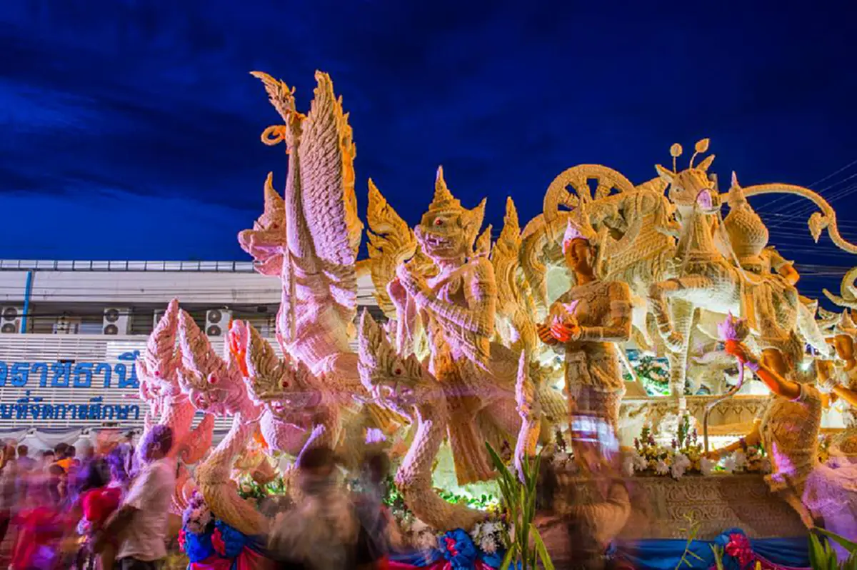 ยิ่งใหญ่อลังการ !!! บรรยากาศ วันแห่เทียนเข้าพรรษาจ.อุบลราชธานี  ... พร้อมทำความรู้จักต้น กำเนิดงานแห่เทียนพรรษา