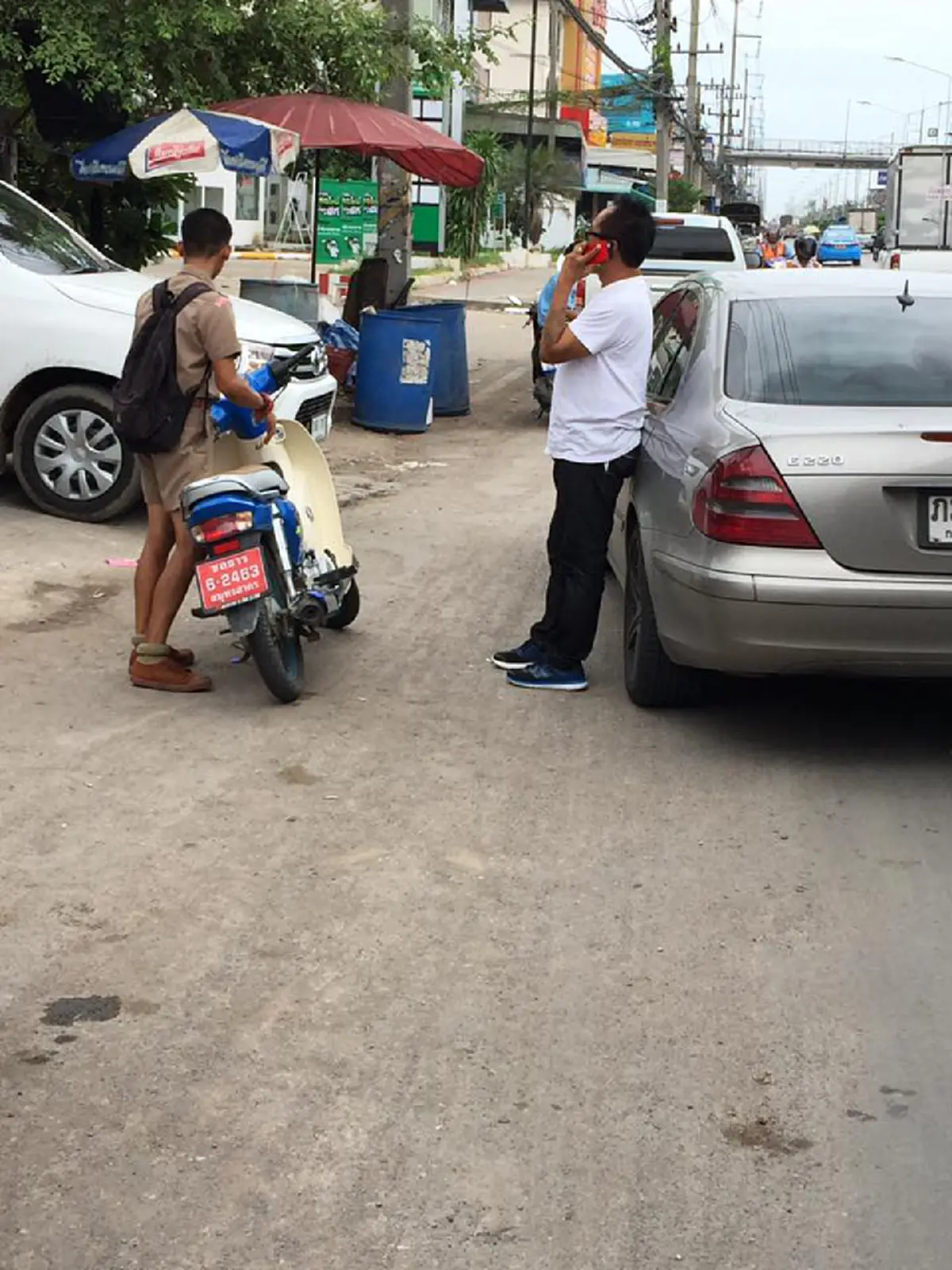 เข้าตำรา เก่งกับ เด็ก สตรี คนชรา!! ขับเบนซ์ ราคาแพง แต่จิตใจต่ำ ไม่เปิดไฟเลี้ยว โดนเด็กชนท้าย ยกมือไหว้ขอโทษ แต่กลับโดนตบกลางถนน (มีคลิป)