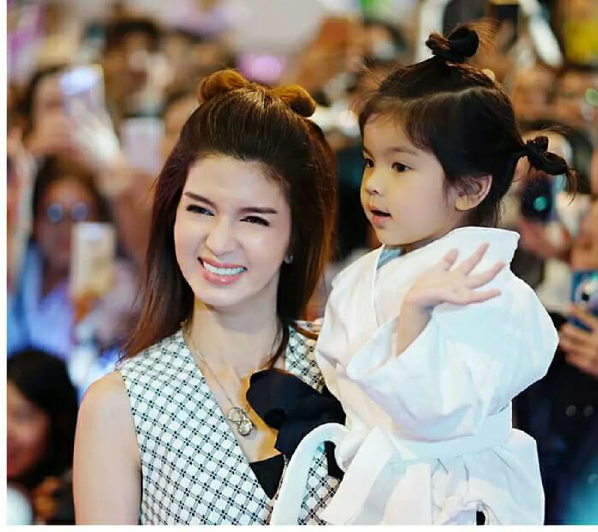 แฟนคลับห้ามพลาด!! “น้องมะลิ” ร้องเพลงประกอบละครของพ่อปอ “ต้มยำลำซิ่ง” สุดน่ารัก (คลิป)