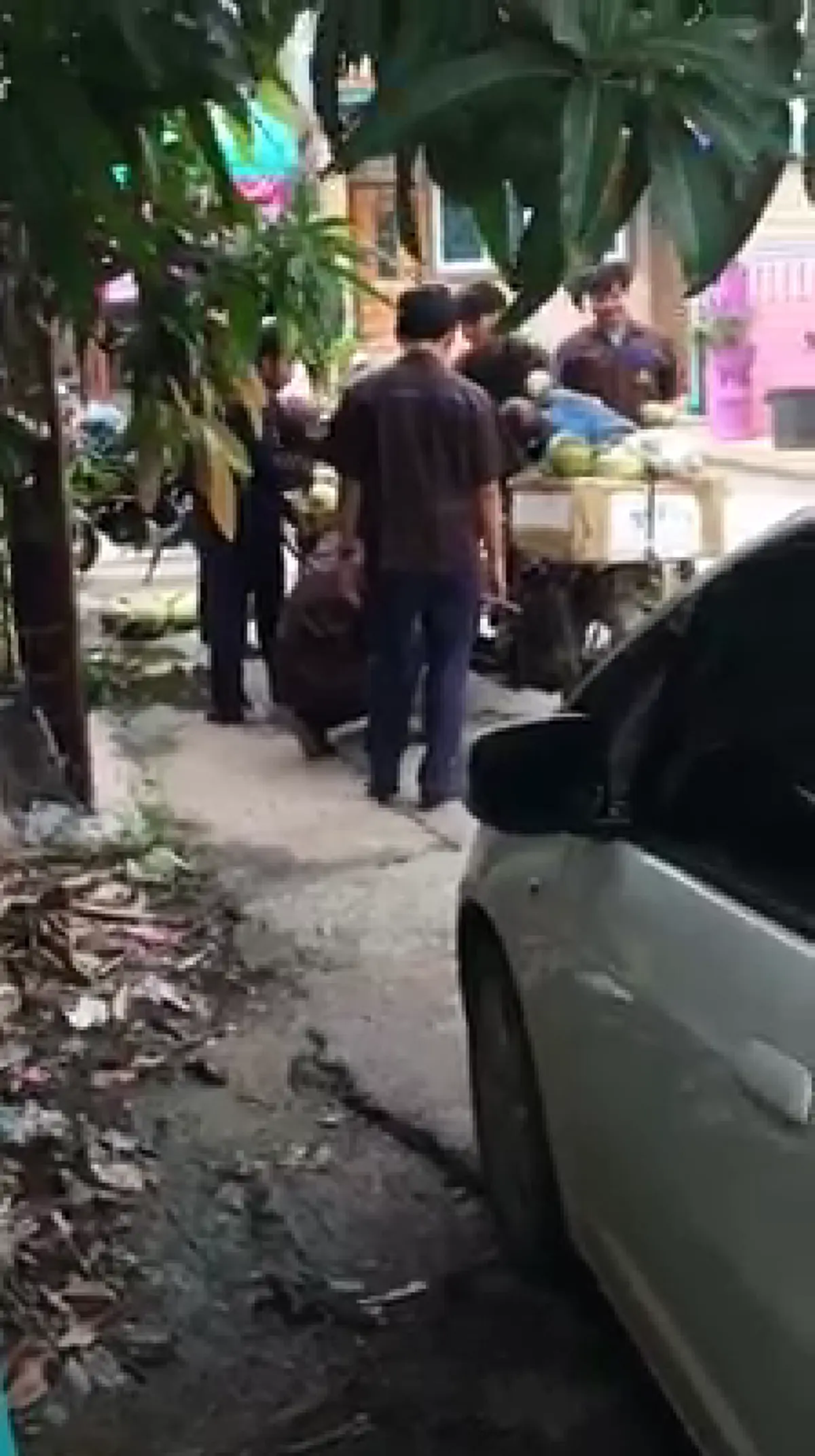 เล็กน้อยแต่ยิ่งใหญ่!! ชาวเน็ตตกใจเห็นลุงขี่สามล้อดีๆ เกิดล้มคว่ำ ก่อนหนุ่มนศ.วิ่งเข้าช่วยเหลือ พอรู้เขาเป็นใคร...แห่ชื่นชมไลค์+แชร์รัวๆ??