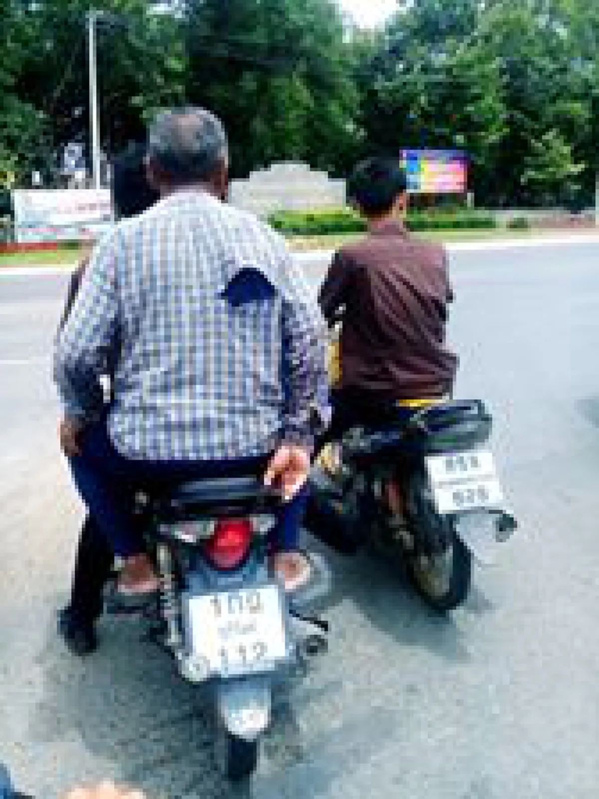 เด็กช่างไม่จำเป็นต้องตีกันเสมอไป!! โซเชียลแห่ชื่นชมกลุ่มเด็กนักเรียนช่าง เห็นลุงขับมอเตอร์ไซค์น้ำมันหมด รีบเข้าไปช่วยยันรถไปส่งที่ปั๊ม(คลิป)