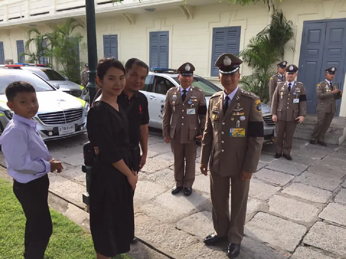 พ่อเดียวกัน!!! ครอบครัวชาวลาว เดินทางข้ามโขง 3 วัน มุ่งหน้าเข้ากรุงเทพฯ ทำตามฝันกราบพระบรมศพ รัชกาลที่ 9