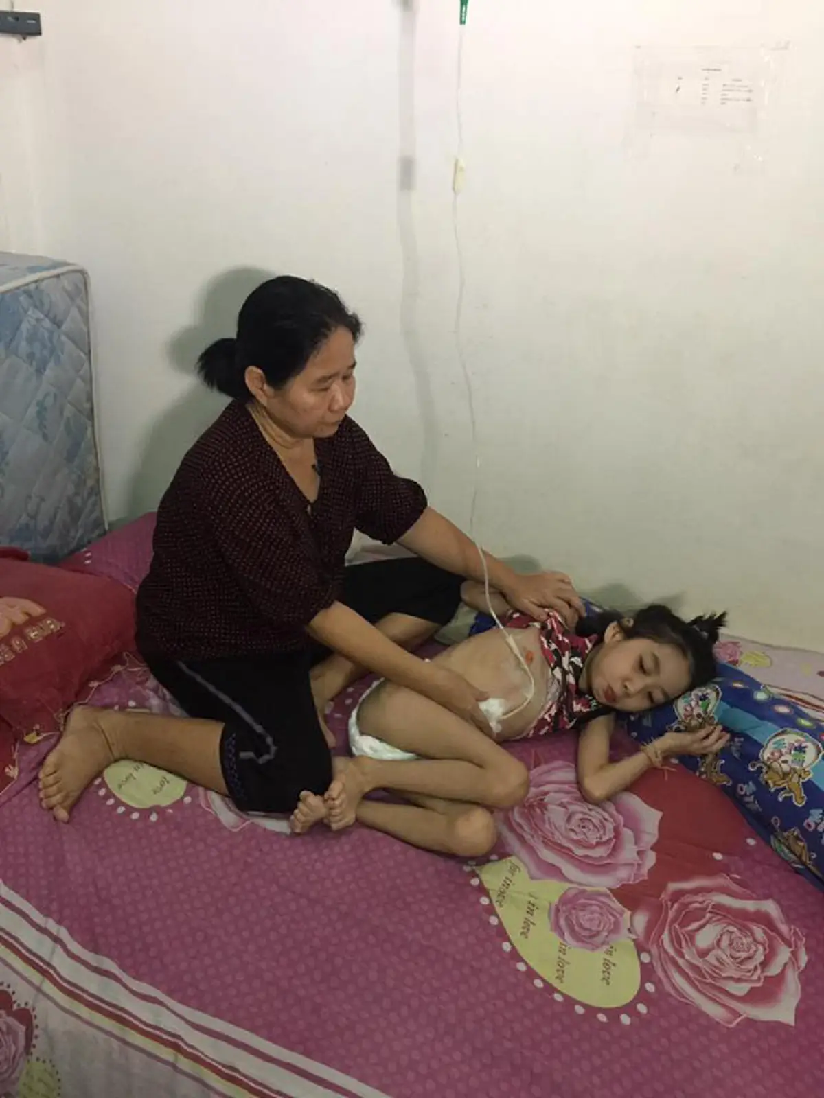 แค่เห็น..น้ำตาก็ไหลเเล้ว !!! เเม่ร้องไห้รันทดชีวิต ลูกป่วยหนัก พิการตั้งเเต่เกิด หวังจะพาไปรักรักษา เเต่มีเงินติดตัวเเค่50บาท !??