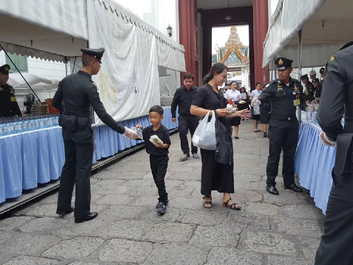 อาหารพระราชทานวันนี้!! ในหลวง ร.10 พระราชทานอาหารสำหรับประชาชน ที่เดินทางเข้ากราบพระบรมศพ ในหลวง ร.9