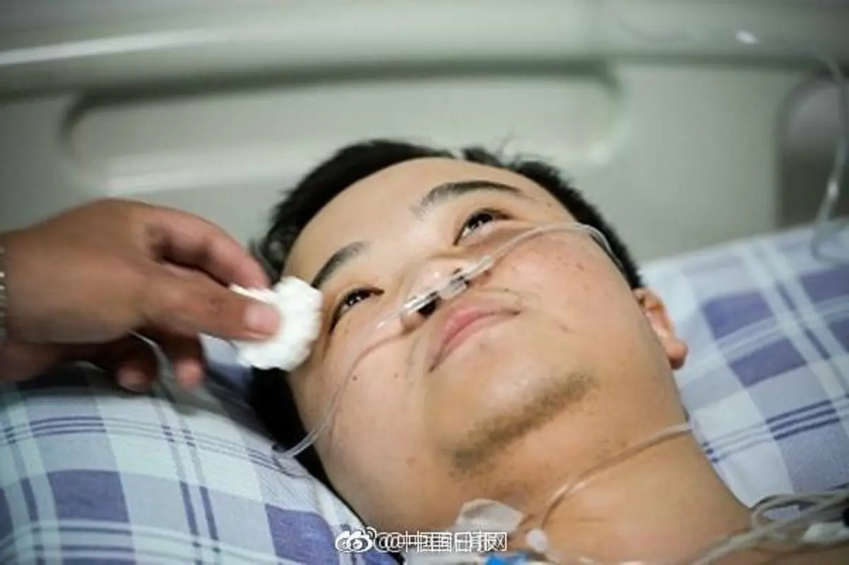 ขอยกย่องหัวใจผู้กล้า !!! หนุ่มพนักงานรถไฟ"ยอมเสียขาหนึ่งข้าง" กระโดดช่วยเหลือชีวิตคุณป้าขณะข้ามทางรถไฟ...นี่แหละฮีโร่ตัวจริง