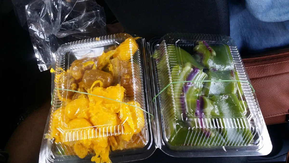 แชร์สนั่นโซเชียล!! ชาวเน็ตเจอขนมไทยเปิดท้ายรถขายกล่องละ 200 สงสัยหนักแพงไปป่ะ แค่นั้่นแหละเม้นต์มาเพียบ เจ้าเก่าเจ้าเดิมเคยโดนด่านับไม่ถ้วน?