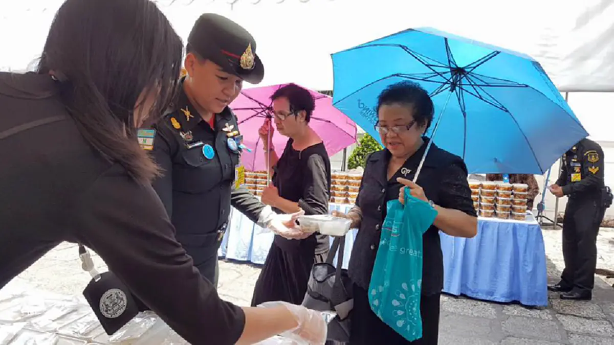 ราดหน้าไก่ หมูผัดพริกขิง เฉาก๊วยชากังราว เมนูพระราชทานวันนี้ จาก ในหลวง ร.10 แก่ประชาชนที่มากราบพระบรมศพ ในหลวง ร.9