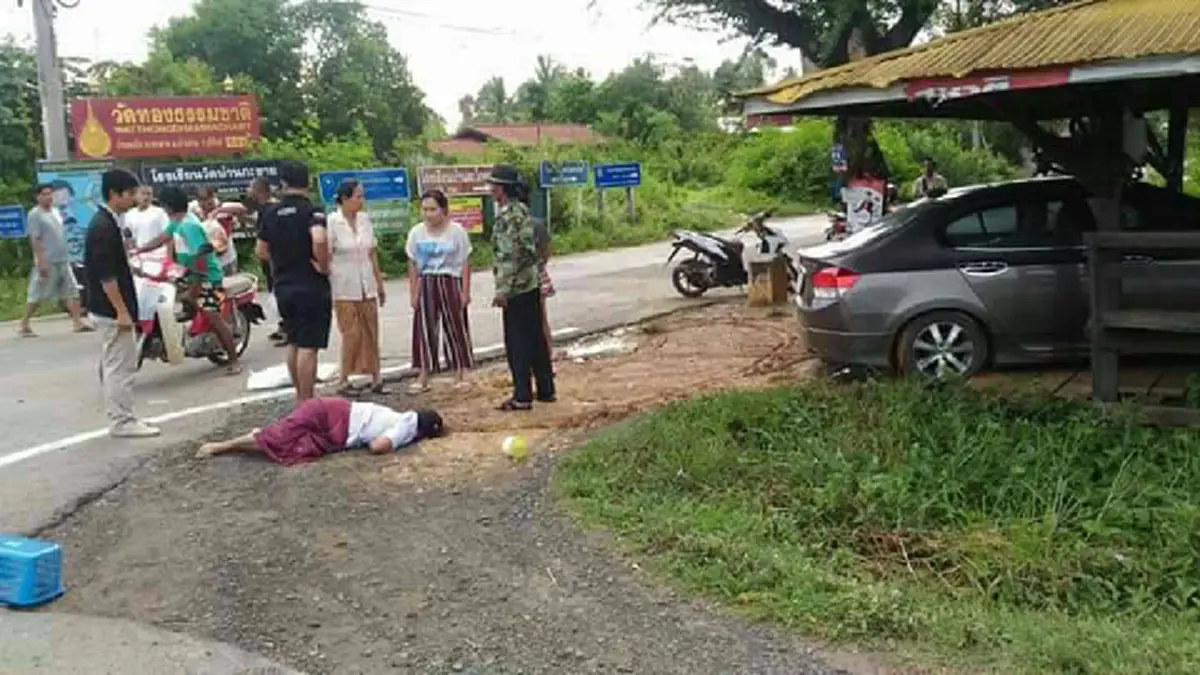 สุดสะเทือนใจ!! สังคมไร้สามัญสำนึก?? "ยายชรา" ปั่นจักรยานไปทำบุญที่วัด ดวงแตกถูกรถเก๋งซิ่งชนคอหักดับ!! คนขับเก๋งจอดรถทิ้งไม่รับผิดชอบ..