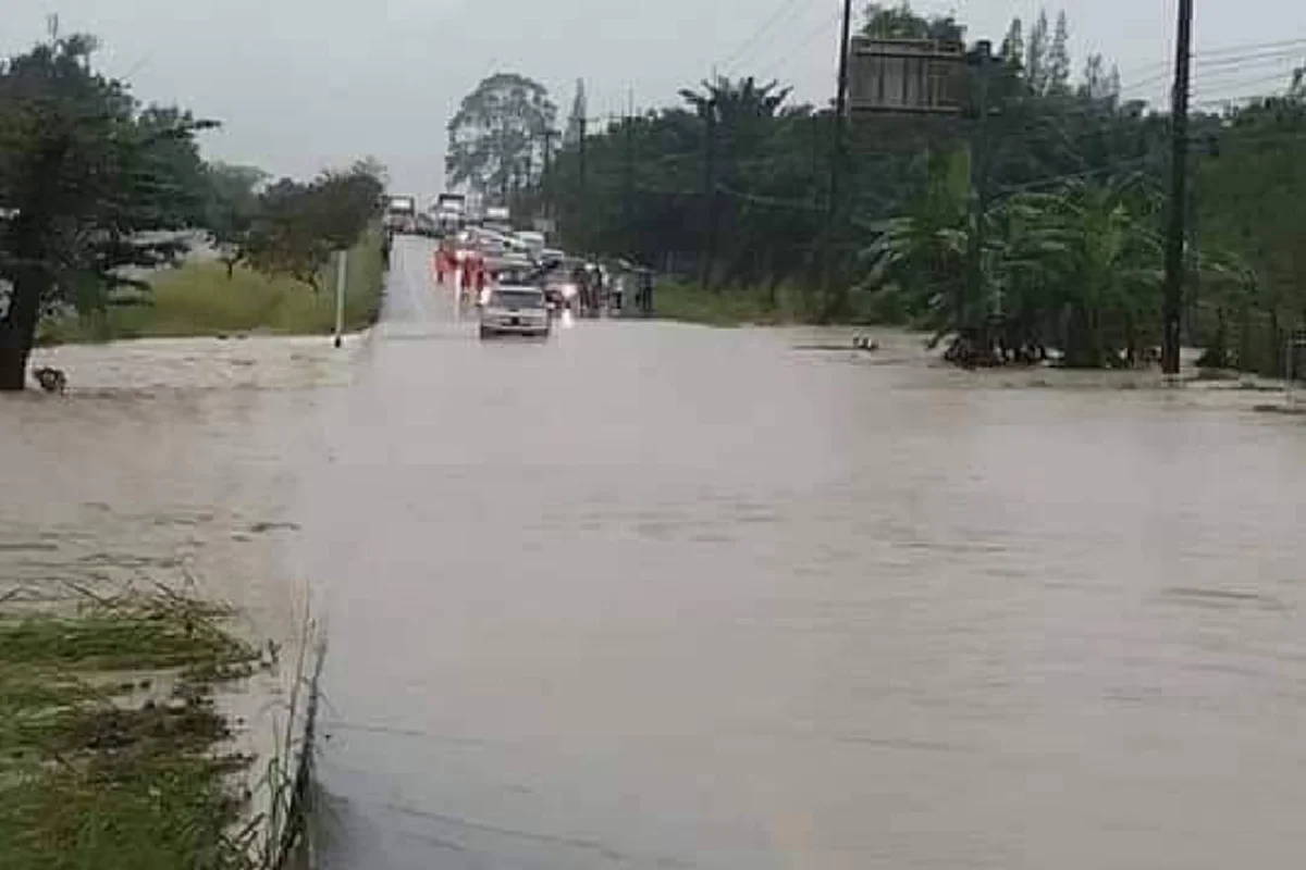 น้ำท่วมบางสะพานยังวิกฤติ อุตุฯแจ้ง ฝนถล่มภาคใต้ 23 จังหวัด ชาวกรุงหนีไม่พ้น พกร่มกันยาวๆ