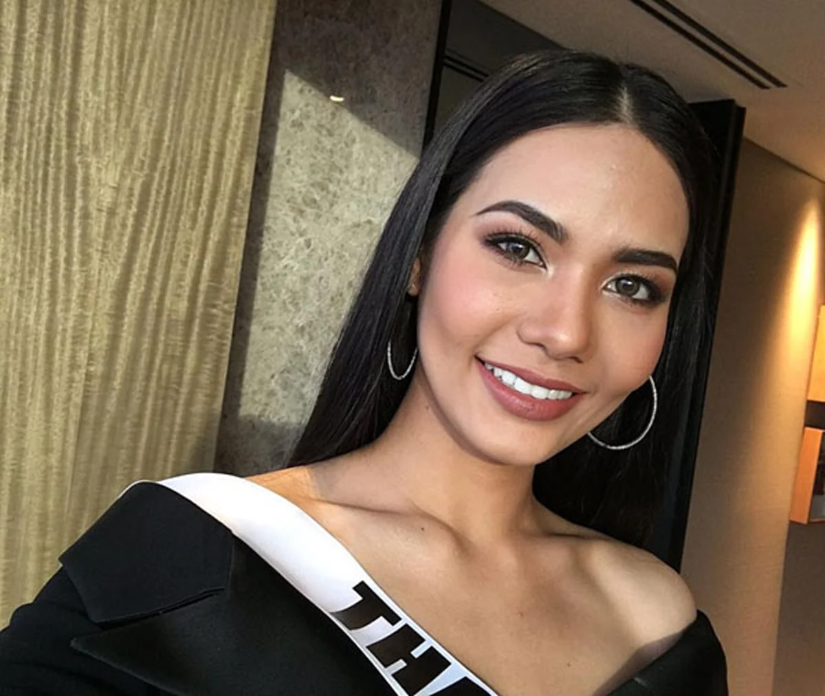 กระหึ่มโซเชียล!!ชาวเน็ตตาดีเห็น "คุณเเม่น้ำตาล ชลิตา" ทำหน้าที่แข็งขันในร้านอาหาร อดชื่นชมไม่ได้ใช้ชีวิตติดดินแม้ลูกสาวดังระดับโลก??? (ภาพ)