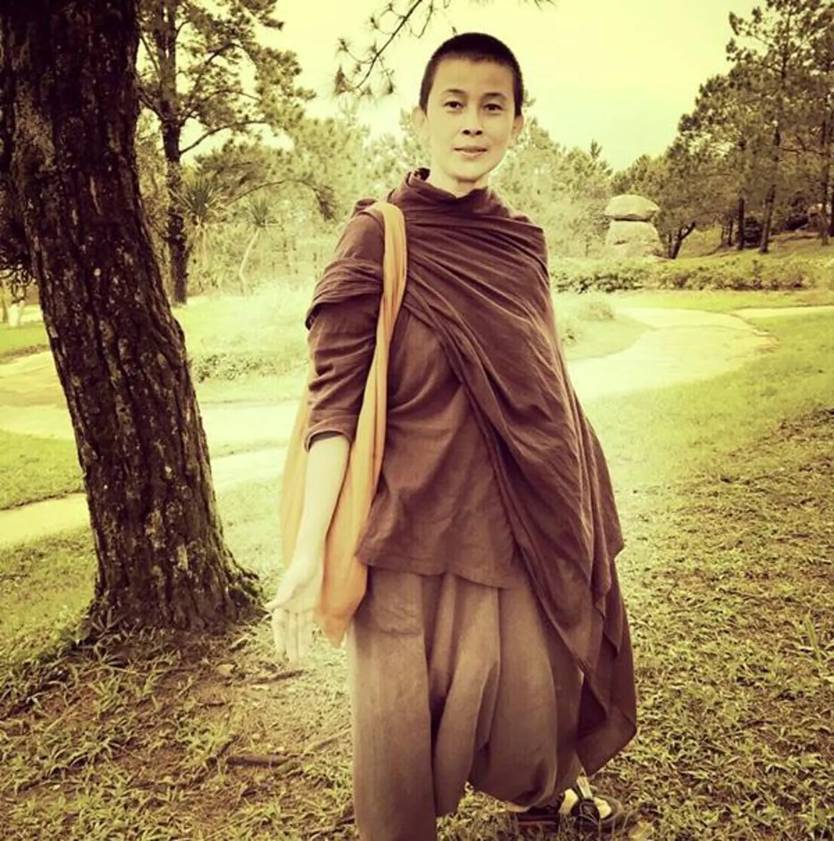 ขออนุโมทนาบุญ!! "แคท รัตกาล" อดีตนักร้องลูกทุ่งชื่อดัง หันหลังให้วงการบันเทิง สละทางโลก โกนหัว - มุ่งหน้าเข้าสู่ทางธรรมอย่างเต็มตัว