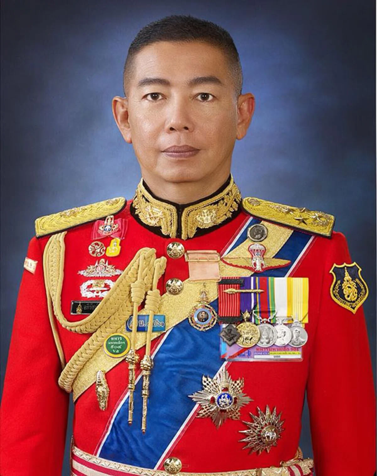 เปิดภาพ 5เสือทบ.เต็มยศ-"บิ๊กแดง"  ในชุดทหารรักษาพระองค์!