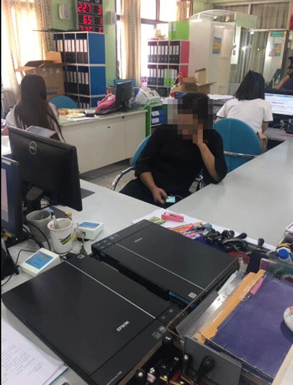 สาวเดือดโพสต์คลิปแฉพฤติกรรม "เจ้าหน้าที่อำเภอ" นั่งเล่นมือถือ ร่ายยาวคนรอคิวเป็น 100 กลับไม่สนใจ ก่อนทำโซเชียลเสียงแตกแบบนี้ (คลิป)