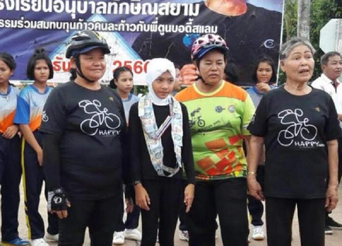 ขอชื่นชมกับความตั้งใจ!! เด็กหญิงวัย 11 ขวบ ออกวิ่งหาเงินมอบให้พี่ตูน วันเดียว ได้กว่า 3 แสนบาท  น้องเผย มี “พี่ตูน” ไปไอดอล