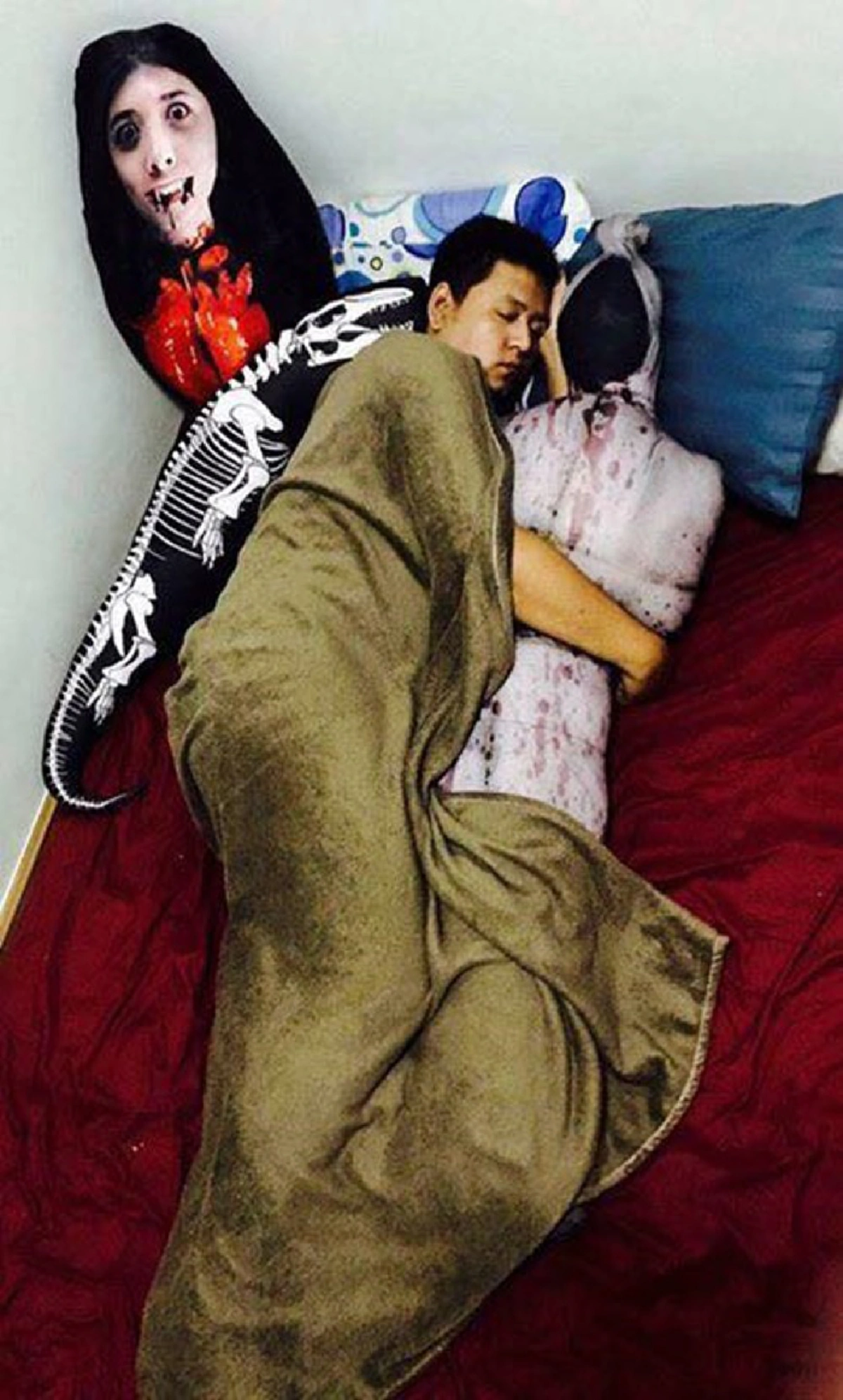 ขนหัวตั้ง !!! แห่แชร์หมอนสุดหลอน รูปศพถูกห่อผ้าขาว-ผีกระสือ มีแต่หัวกับไส้