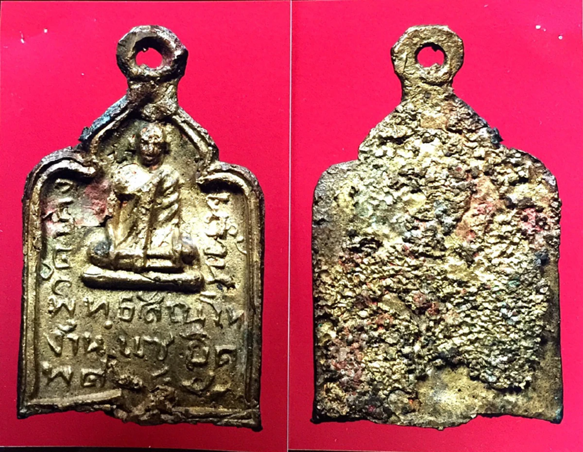 จารสดๆ..ม้วนแล้วเสก "หลวงปู่รอด วัดบางน้ำวน"ทำตะกรุดสาลิกา บริกรรมพักเดียวจับเป็นคู่ๆบินได้อย่างอัศจรรย์ แอบลองยิงแต่ไม่ออก..