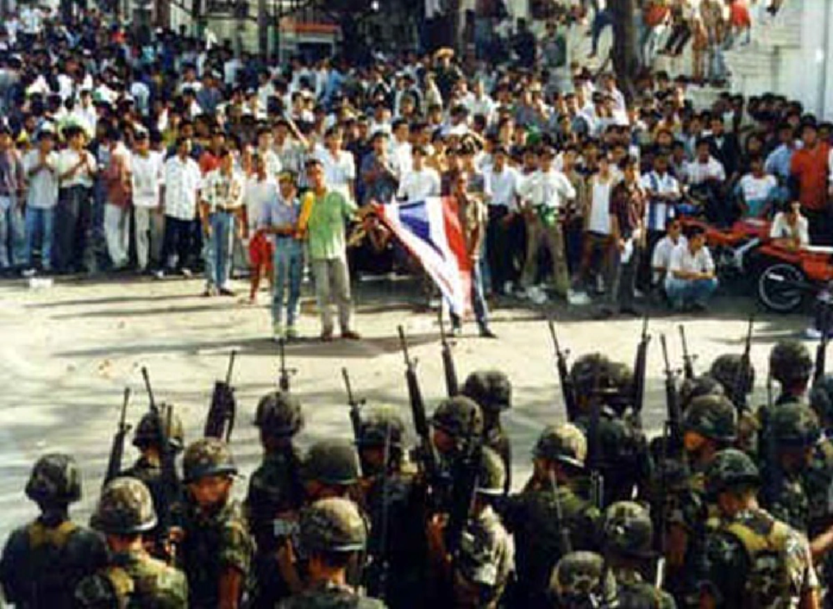 ด้วยพระบารมี!! เพียงพระราชดำรัสไม่กี่ประโยค ก็ทรงดับวิกฤติใหญ่ในชาติลงได้ รำลึก 20 พฤษภาคม "ปิดฉาก พฤษภาทมิฬ" (ชมคลิป) !!!