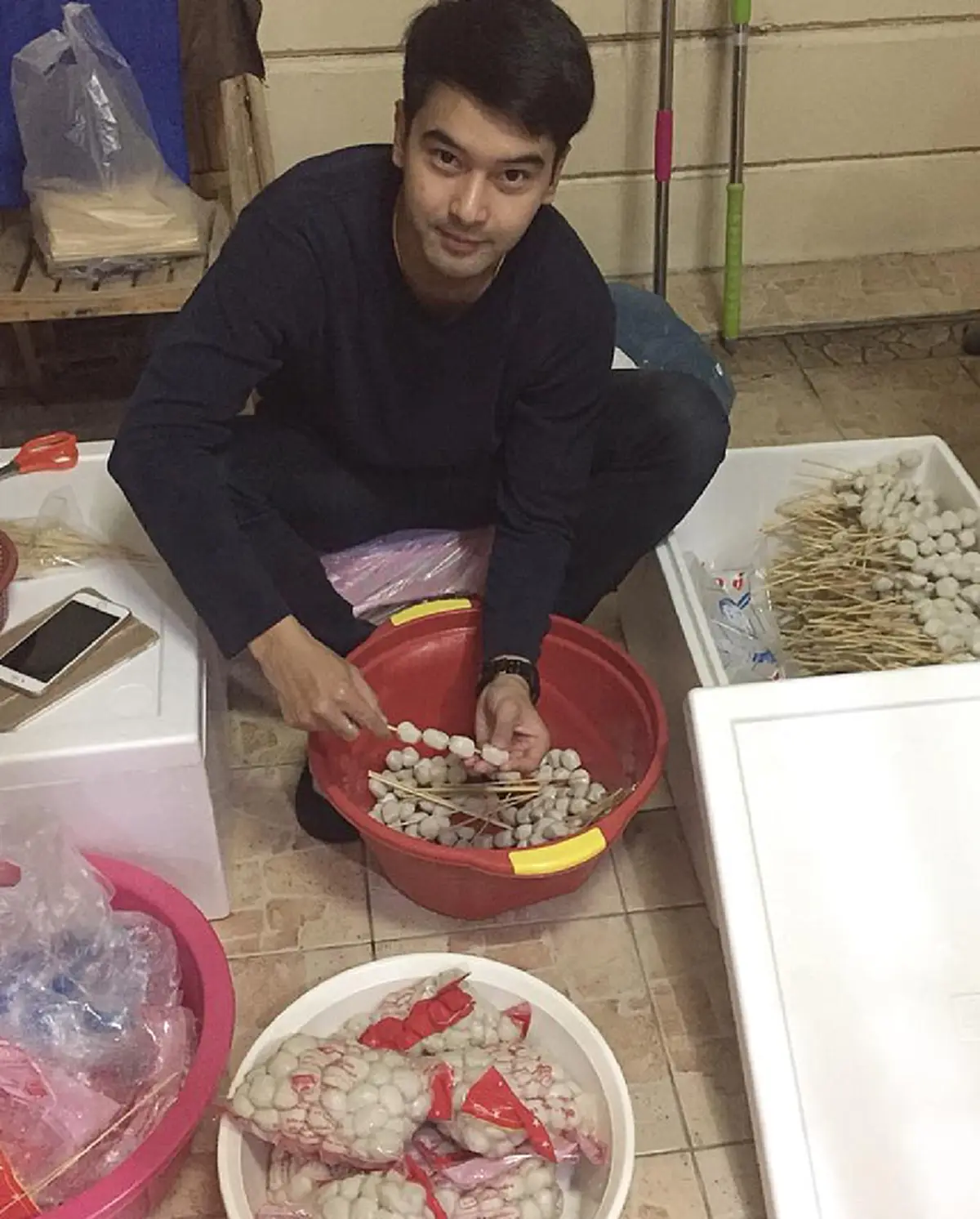 #อย่ามองคนแค่ภายนอก!! "พระเอกหนุ่มชื่อดัง" ปัจจุบันกลายเป็นพ่อค้าลูกชิ้นปิ้ง บอกทุกๆอาชีพ มีเกียรติเเละศักดิ์ศรี ติดดินสุดๆ !! (ชมภาพ)