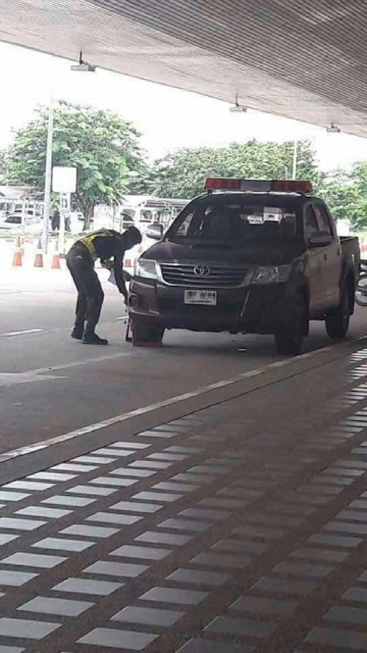 โดนเองบ้าง!! เผยภาพ "รถตำรวจ" โดนล็อคล้อ คาสนามบิน